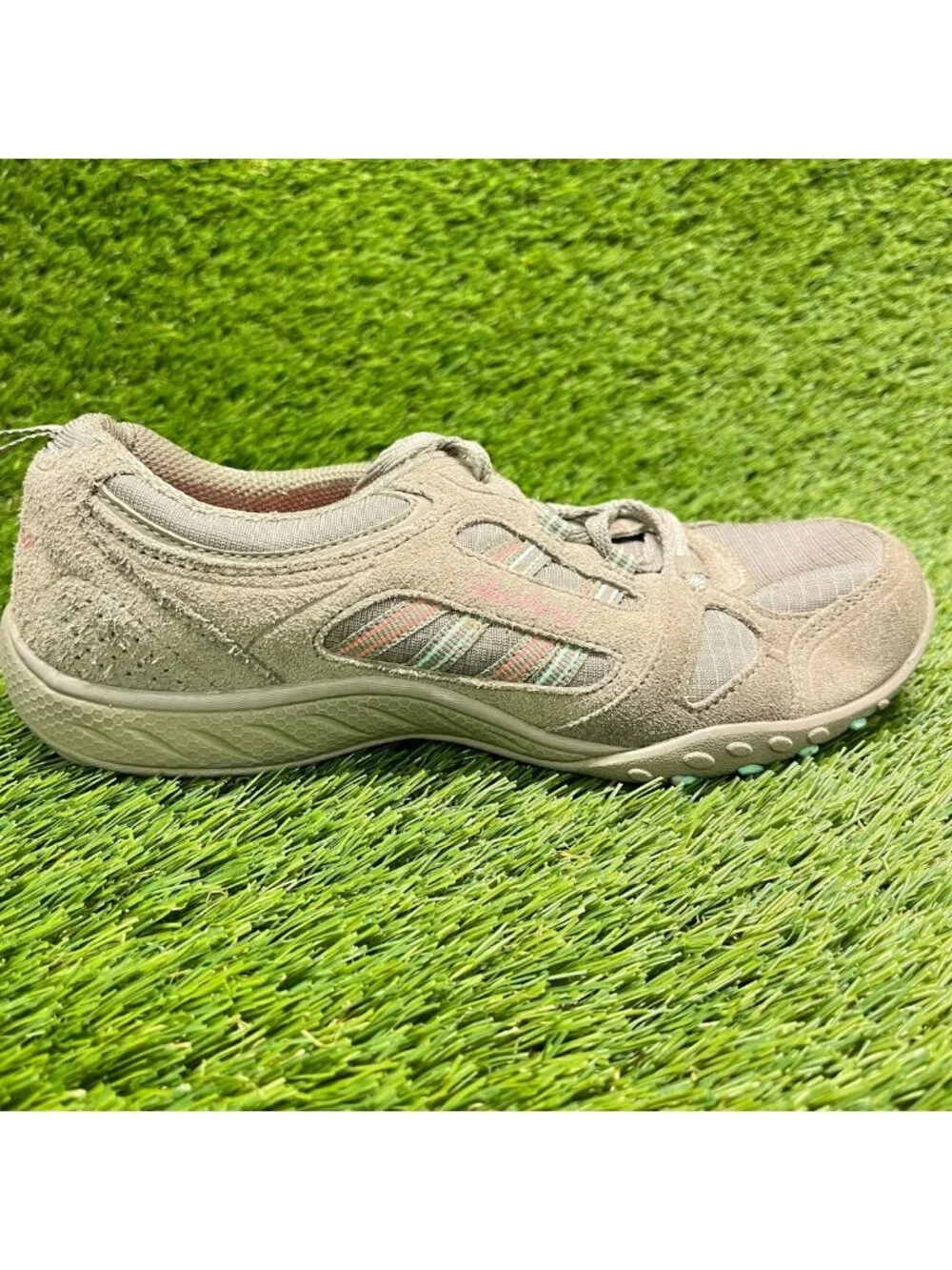 Skechers Breathe Easy Good Luck Womens Size 7.5 Taupe Athletic Shoes Sneakers
